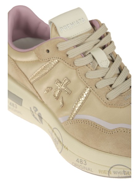 Calzature sneaker realizzata in pelle e camoscio con inserti in pelle suola gomma