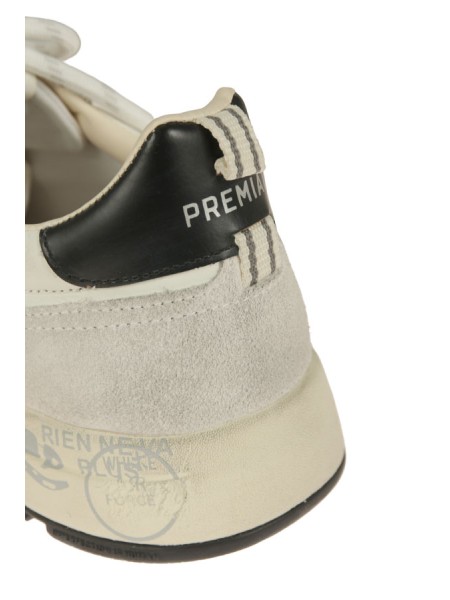 Calzature sneaker realizzata in pelle con dettagli in suede